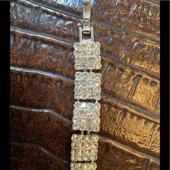 Beautiful rhinestone bracelet with secure lock - Picture 2 of 5